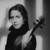 Portrait von der Violinistin Vilde Frang. Sie hält ihre Geige in der Hand.